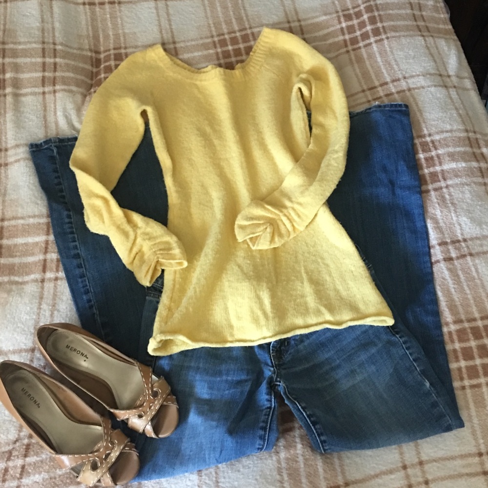 🌻💛 Beautiful Yellow Sweater